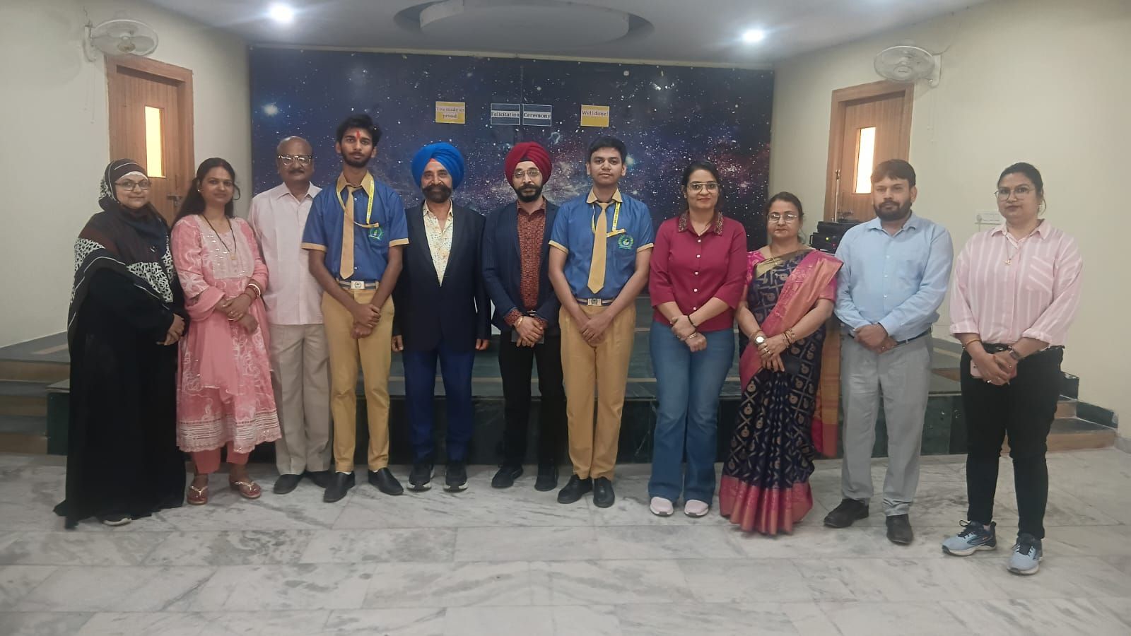 Giridih: JEE में बेहतर प्रदर्शन करने वाले छात्रों को सलूजा गोल्ड के निदेशक ने किया सम्मानित