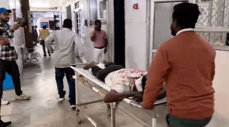 Giridih: निकाय चुनाव के मतदान का गोलीबारी से अंत ! चुनावी रंजिश में पिता-पुत्र घायल