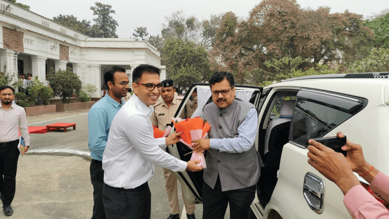 मोतिहारी पहुंचे तिरहुत प्रमंडल आयुक्त गिरिवर दयाल सिंह, वर्षों से जमे कर्मचारियों के तबादले के दिए संकेत