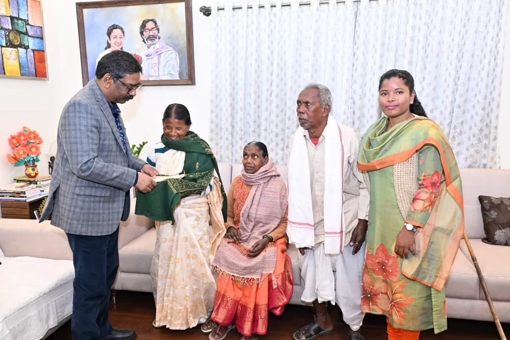 सीएम ने IIIT रांची की पीएचडी छात्रा सविता कच्छप से की मुलाकात, प्रदान की 2 लाख की प्रोत्साहन राशि
